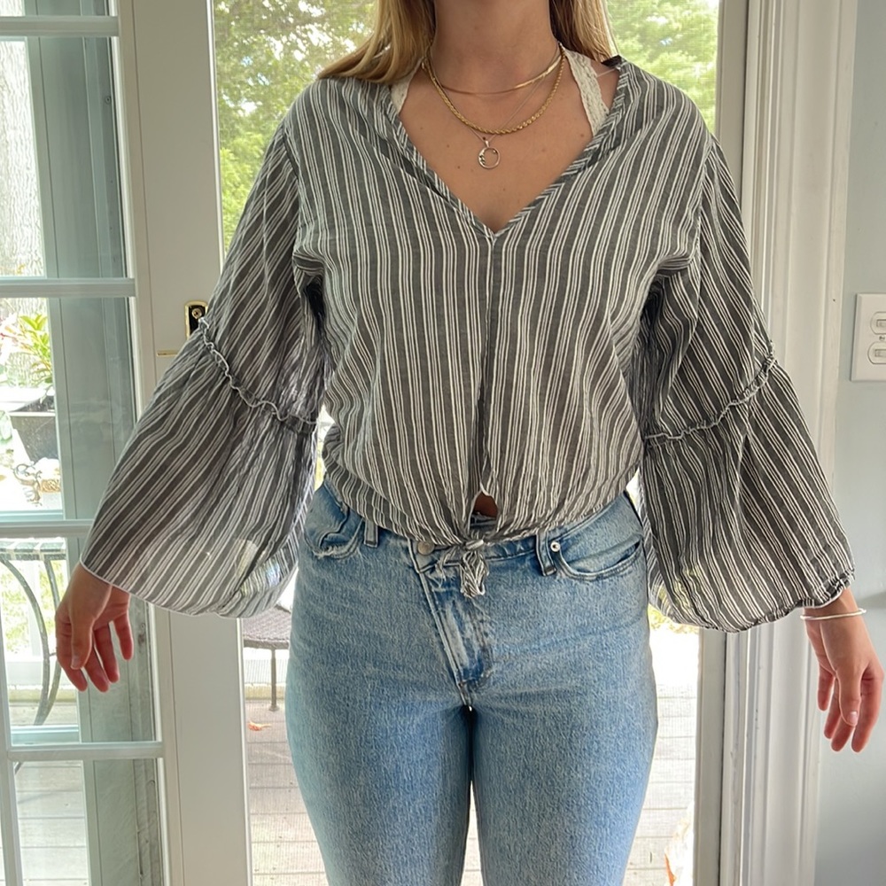 Bell sleeve, hip length grey shirt/blouse